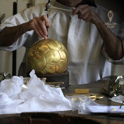 أسرار الكرة الذهبية.. من يصنعها؟ وهل هي من المعدن النفيس حقّاً؟