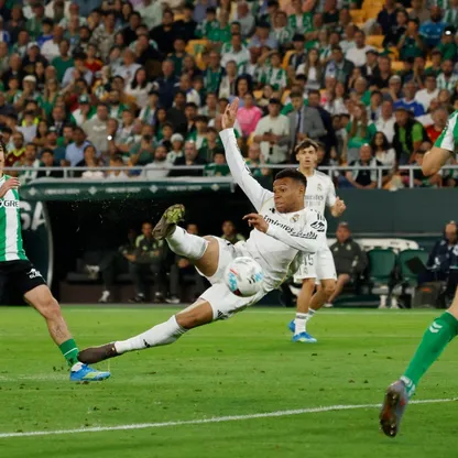 كيليان مبابي مهاجم ريال مدريد يسدد نحو مرمى ريال بيتيس بالدوري الإسباني - 24 أبريل 2026