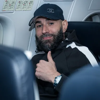 كريم بنزيما أثناء سفره مع بعثة الهلال إلى نجران لمواجهة الأخدود في الدوري السعودي - 4 فبراير 2026