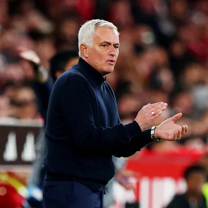 مدرب بنفيكا جوزيه مورينيو خلال مباراة بورتو في الدوري البرتغالي - 8 مارس 2026