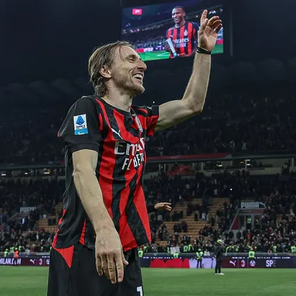 لوكا مودريتش نجم ميلان يحتفل بالفوز على إنتر في الديربي - 8 مارس 2026