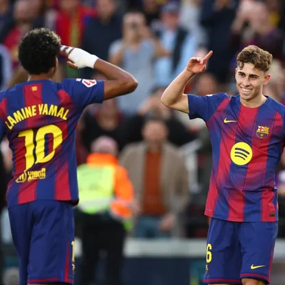 فيرمين لوبيز (إلى اليمين) يحتفل مع لامين يامال بهدف برشلونة الثالث أمام ليفانتي في الدوري الإسباني - 22 فبراير 2026