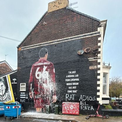 "وداعاً أيها الجرذ".. استقبال عدائي لأرنولد في مدينة ليفربول