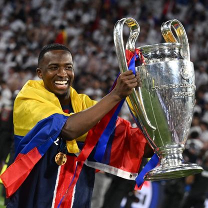 بعد عام من وصوله.. باتشو يمدد إقامته في باريس حتى 2030