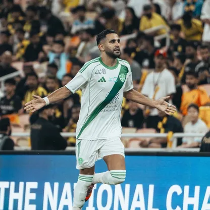 احتفال رياض محرز نجم الأهلي بتسجيل هدف في مرمى الاتحاد بالدوري السعودي - 8 نوفمبر 2025