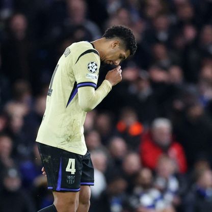 هل تدخل لاعبو برشلونة لحل أزمة رونالد أراوخو؟