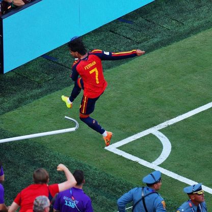 عرض "لا يُقاوم" من باريس يهدد بقاء فيران توريس في برشلونة