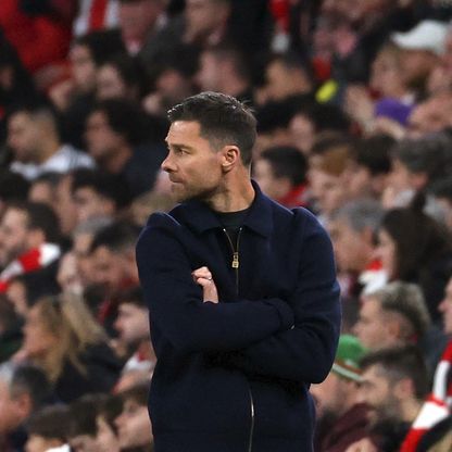 جمهور برشلونة يسخر من تشابي ألونسو ويطالب ببقائه في ريال مدريد