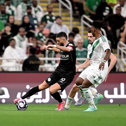 الشباب يعطّل الأهلي بـ10 لاعبين ويبعده عن قمة دوري روشن بهدف عكسي