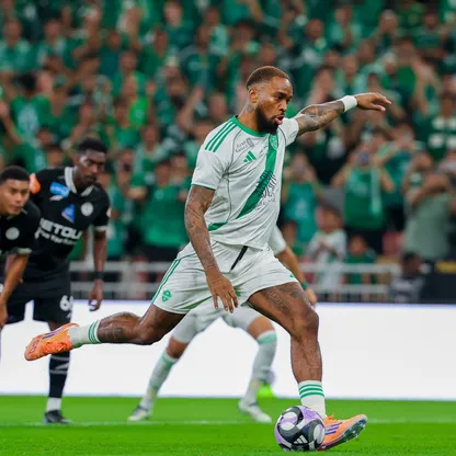 إيفان توني مهاجم الأهلي لحظة تنفيذ ركلة جزاء أمام الشباب في دوري روشن السعودي - 17 أكتوبر 2025