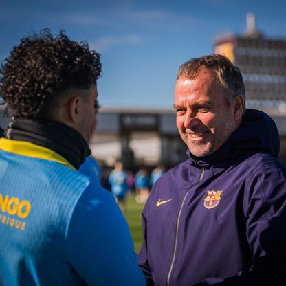 ماذا فعل هانزي فليك في غرفة حكم مباراة برشلونة وأتلتيكو مدريد؟