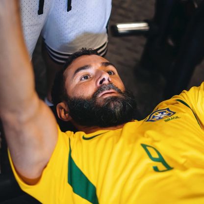 بنزيما يتدرّب بقميص نجمه المفضل ويحيي ذكريات بكأس العالم