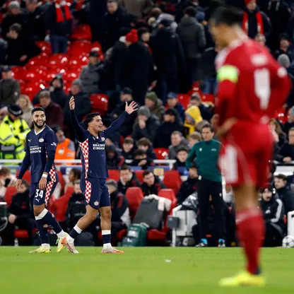 المغربي صهيب دريوش لاعب أيندهوفن الهولندي يحتفل بعد تسجيله هدفاً في شباك ليفربول - 26 نوفمبر 2025