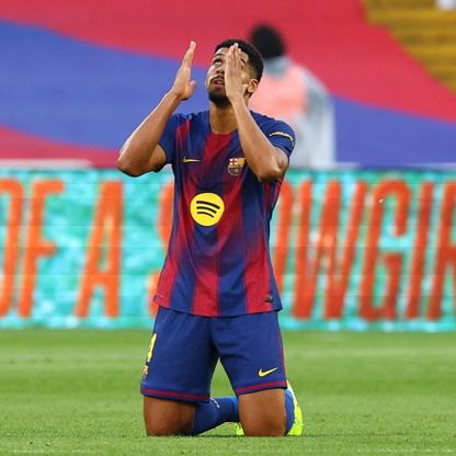 كيف رد "مهاجم برشلونة" رونالد أراوخو على طلب فليك بتغيير مركزه؟