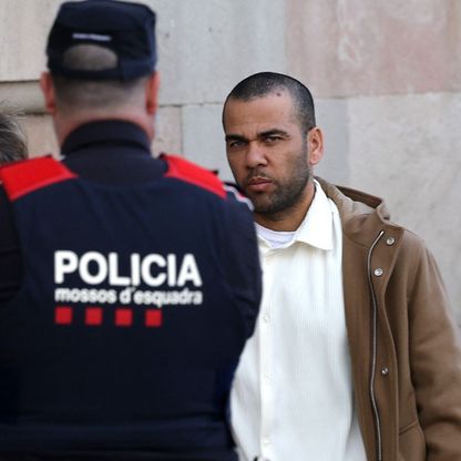 داني ألفيس يمثل أمام المحكمة بعد إطلاق سراحه بكفالة