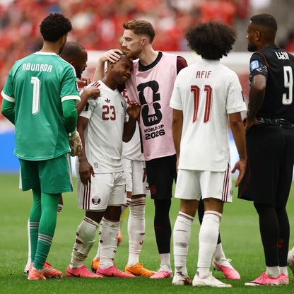 طرد عاصم مادبو لاعب قطر بعد تدخل عنيف على الكندي كوني