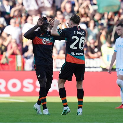 شاهد.. فينيزيا متذيّل ترتيب الدوري الإيطالي ينتزع فوزه الأول أمام نابولي