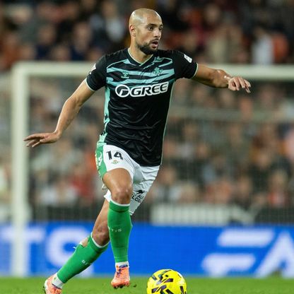 شاهد.. سفيان أمرابط يتعرض لإصابة غريبة في مباراة بيتيس وأوتريخت