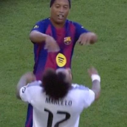 شاهد| مشادة وعناق.. مارسيلو ورونالدينيو يستعيدان ذكريات الكلاسيكو