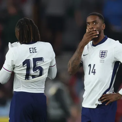 إيفان توني وإيبيريتشي إيزي محبطين بعد هدف للسنغال في مرمى إنجلترا خلال مباراة ودية - 10 يونيو 2025