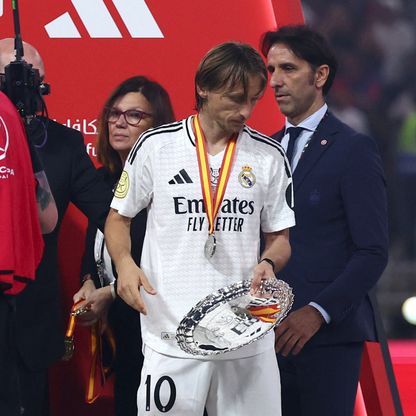 بيريز يواسي مودريتش بعد سقوط ريال مدريد في نهائي السوبر