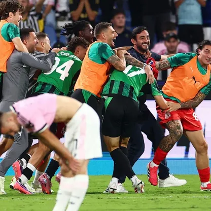 فرحة لاعبو ساسوولو بهزيمة يوفنتوس 3-2 في الوقت الضائع بمباراة في الدوري الإيطالي - 13 سبتمبر 2026
