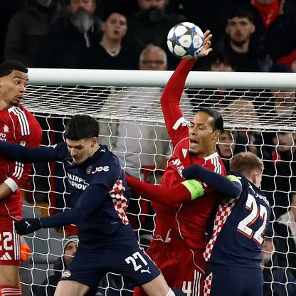 فيرجيل فان دايك يتسبب في ركلة جزاء ضد ليفربول في مباراته أمام إيندهوفن بدوري أبطال أوروبا - 26 نوفمبر 2025