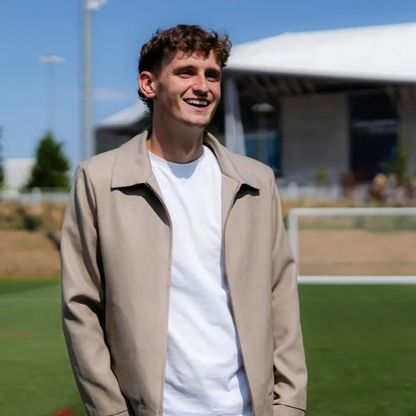 ليفربول يواصل النشاط في الميركاتو ويبيع لاعب الوسط إلى ليون