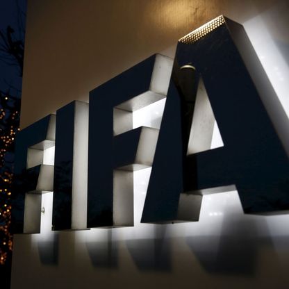 فيفا يبدأ إجراءات السماح بإقامة مباريات للدوري خارج البلاد