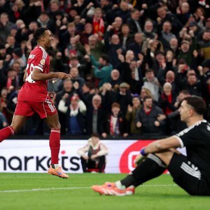 ليفربول ينهي سلسلة هزائمه بفوز على أستون فيلا ومحمد صلاح يعاود التسجيل