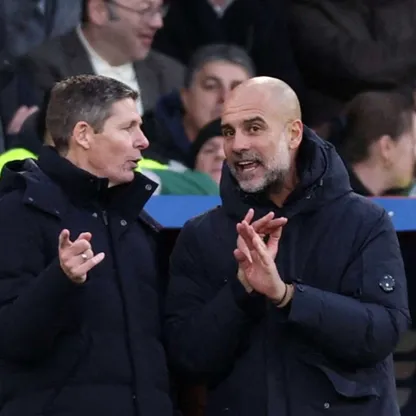 أوليفر غلاسنر يتحدث مع بيب غوارديولا خلال مباراة كريستال بالاس ومانشستر سيتي في الدوري الإنجليزي - 14 ديسمبر 2025