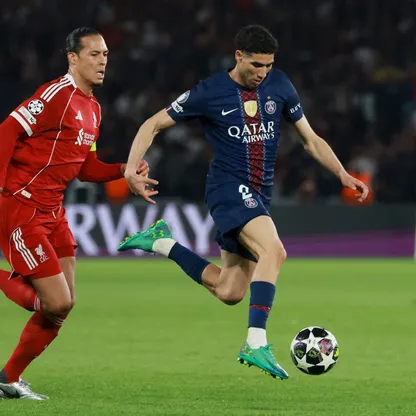 أشرف حكيمي في مواجهة فيرجيل فان دايك خلال مباراة بين باريس سان جيرمان وليفربول في دوري أبطال أوروبا - 8 أبريل 2026