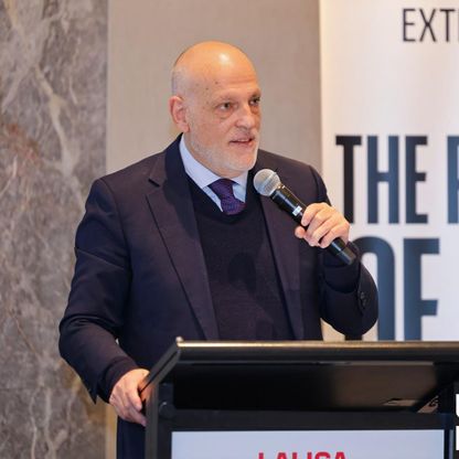 تيباس يحذر برشلونة بشأن صفقة نيكو ويليامز وقاعدة 1+1