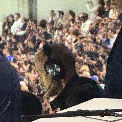 على طريقة مدربي الرغبي.. لويس إنريكي يقود فريقه من المدرجات