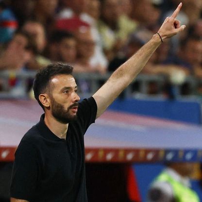 مدرب فالنسيا: عجزت 3 مرات أمام برشلونة وأتحمل مسؤولية السداسية