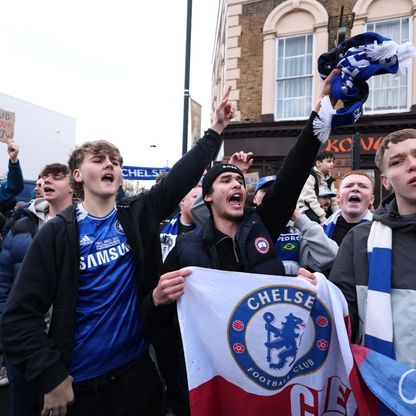 تشيلسي يحذر مشجعيه بعد إصابة اثنين في نابولي