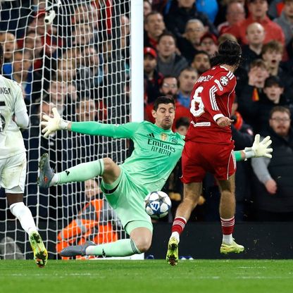 كورتوا يُحبط 3 محاولات من سوبوسلاي في شوط سلبي بين ليفربول وريال مدريد