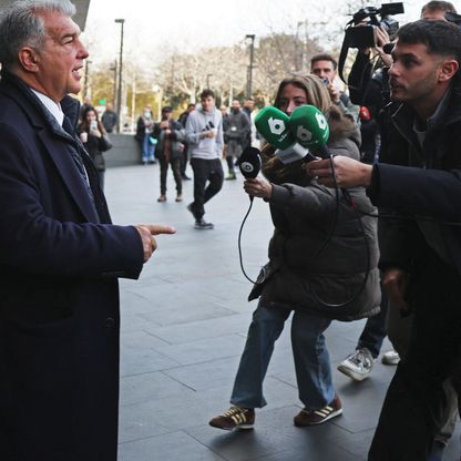 نفاق وغطرسة وأكاذيب.. لابورتا يهاجم ريال مدريد وقناته التلفزيونية