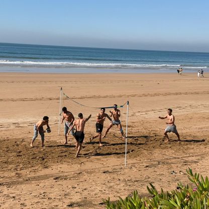 للتخلص من الضغط.. محمد صلاح ضد عمر مرموش في كرة الشاطئ بالمغرب