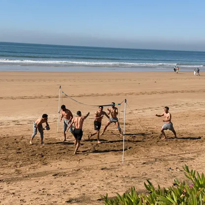 محمد صلاح ينشر صورة خلال اللعب مع زملائه على الشاطئ - 11 يناير 2025