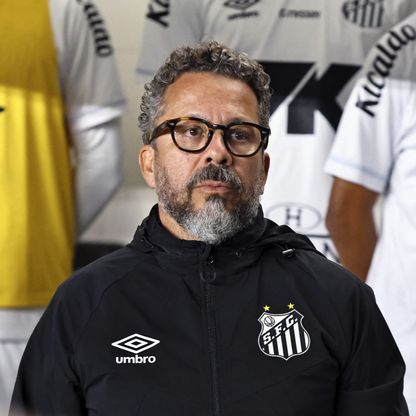 سانتوس يقيل مدربه بعد الهزيمة التاريخية أمام فاسكو دا غاما