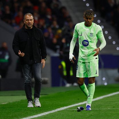 لامين يامال يثير أزمة في برشلونة بين الإدارة وهانزي فليك