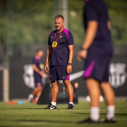 لماذا أشرك هانزي فليك 19 لاعباً في أول مباراتين لبرشلونة؟