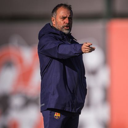 لماذا يسعى برشلونة إلى تمديد عقد هانزي فليك مجدداً حتى 2028؟