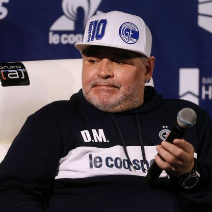 "تلاعبوا بنا".. ابنة دييغو مارادونا توّجه اتهامات للطاقم الطبي