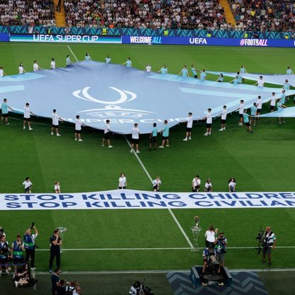 "أوقفوا قتل الأطفال".. لاجئون يرفعون رسالة قبل السوبر الأوروبي
