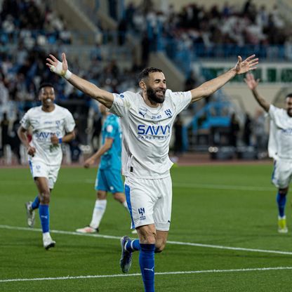 هل يصبح كريم بنزيما أول أجنبي يسجل للهلال والاتحاد؟