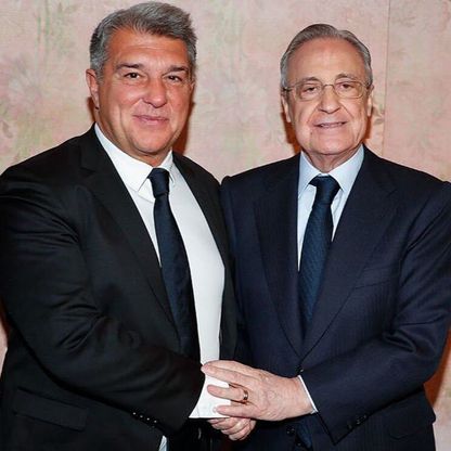 رغم انقطاع العلاقات.. عناق بين رئيسي ريال مدريد وبرشلونة في جدّة