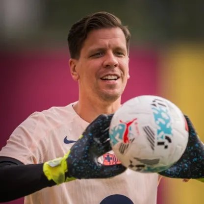 الحارس البولندي فويتشيك تشيزني خلال تدريبات برشلونة