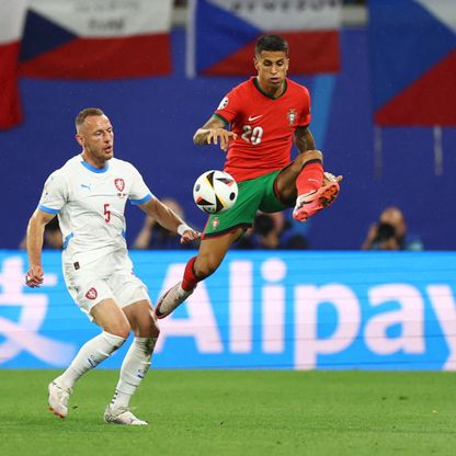 بعد دوران.. مورينيو يطلب التعاقد مع مدافع الهلال السعودي